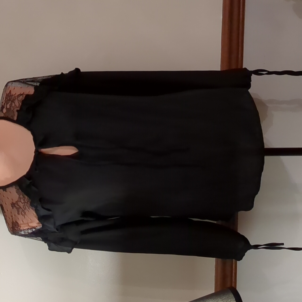 Blooming Jelly Casual Black Shirt with Tie Sleeves, sized Women's Small.